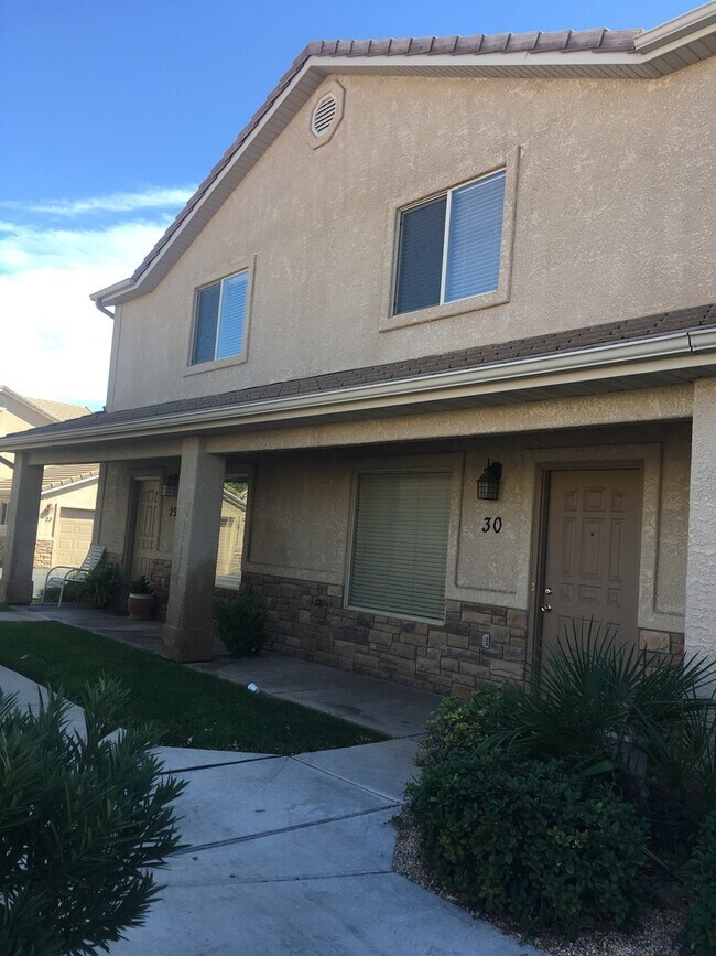 Building Photo - Beautiful Skyhawk Town Home, 1 car garage.