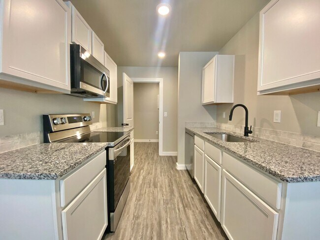 Foto del edificio - Available for PRE-LEASE around May 8th