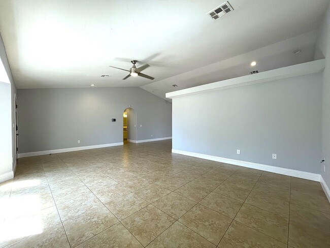 Building Photo - AVAILABLE NOW! 4 BED / 3 BATH home in Cath...