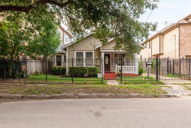Building Photo - 6024 Schuler St