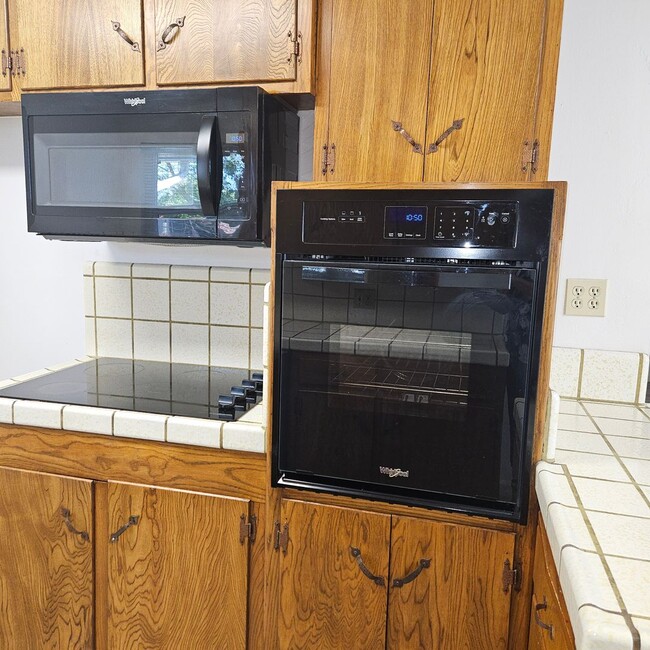 Building Photo - Charming 3 Bedroom, 2 Bath Home w/Large Ba...