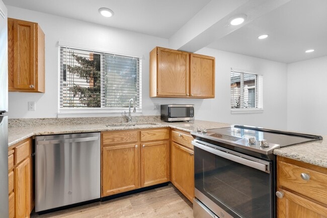 Kitchen with all new appliances - 1650 Upper Ironhorse Loop