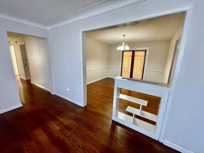 Building Photo - 1805 S Valley Rd Ave