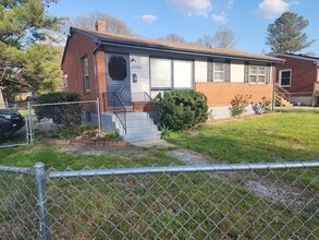 Building Photo - 3843 Plantation Rd NE
