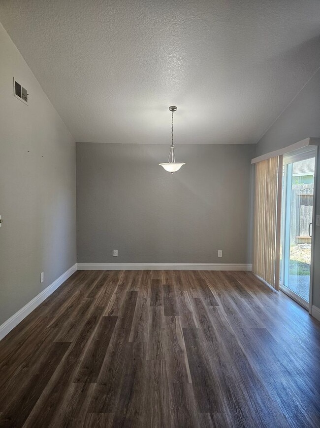 Building Photo - Beautiful Newly Remodeled Home Available Now!