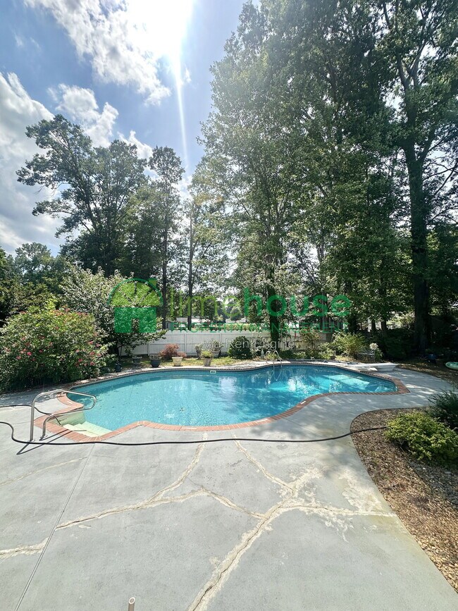 Building Photo - 708 Meta Pointe Dr