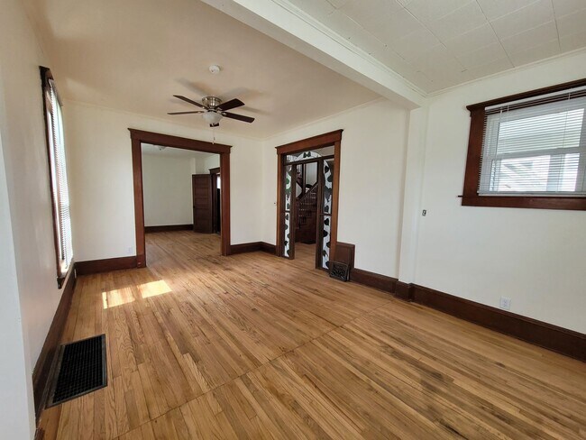 Building Photo - 3 bedroom 1 bath, natural hardwood floors!