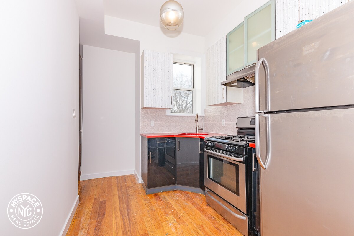 Primary Photo - 1366 Putnam Ave