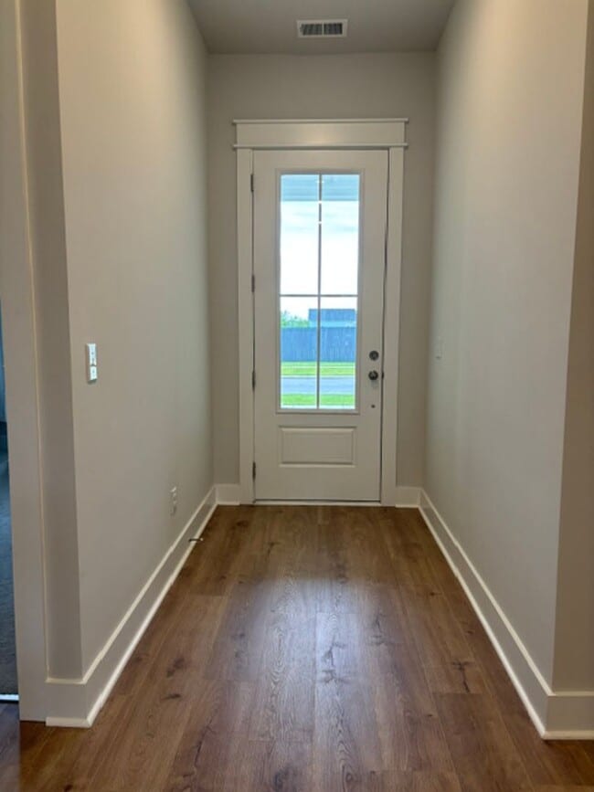 Building Photo - Stunning Carnes Crossroads 4 Bed/4 Bath