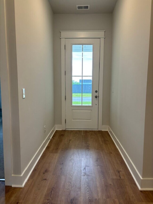 Foto del edificio - Stunning Carnes Crossroads 4 Bed/4 Bath