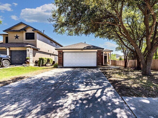 Foto del edificio - Cozy 3-Bedroom, 2-Bath Solar-Powered Home with New Appliances & Fenced Backyard