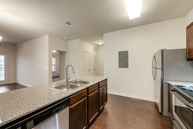 2 BR Kitchen with breakfast bar - Majors Place