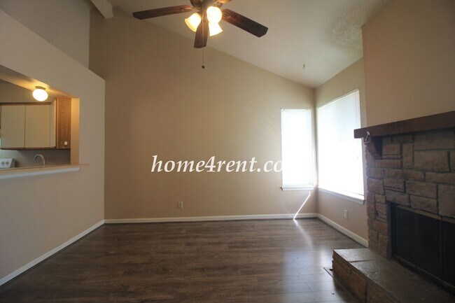 Building Photo - Cozy Olathe Ranch Style Home w/ Wood Floors!