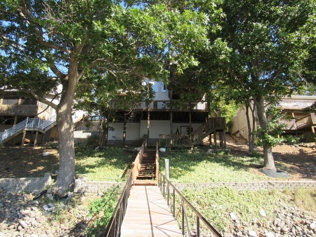 Building Photo - Lakefront house with Cove Protection