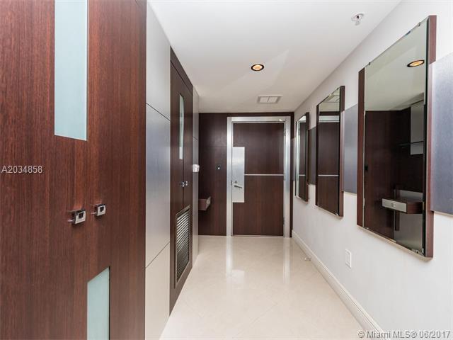 Building Photo - 16699 Collins Ave