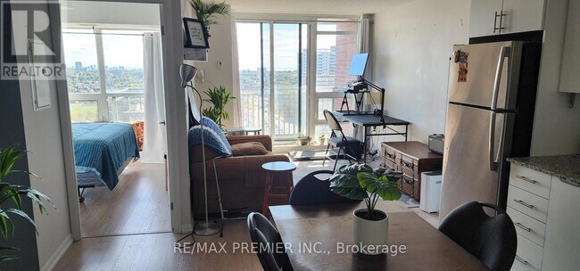 Photo du bâtiment - 830 Lawrence Ave W