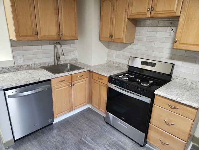 Building Photo - 4 Lawn Ave