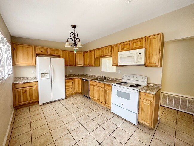 Building Photo - 1820 N Gila Dr