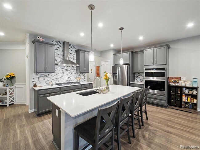 Building Photo - 4765 Glenora Dr