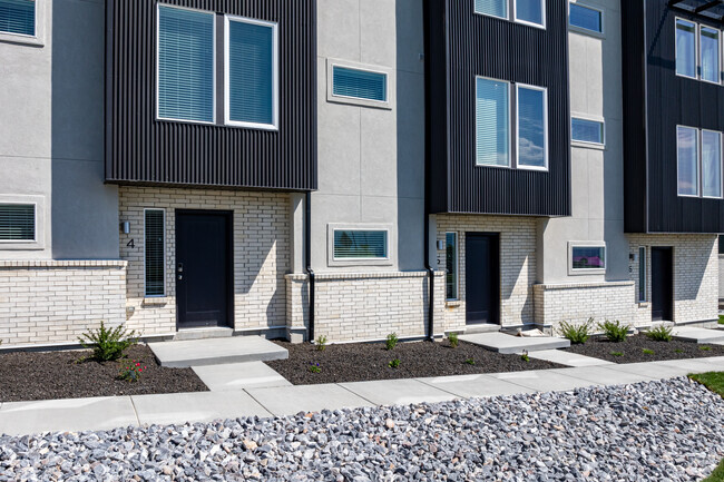 Entrada al edificio - Park Valley Townhomes