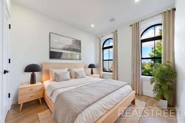 Foto del edificio - 3 bedroom in Brooklyn NY 11233