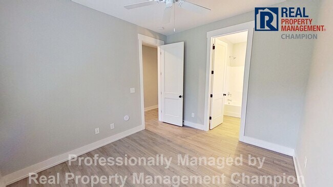 Foto del edificio - Bright & Open End Unit Townhome