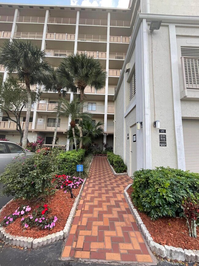 Foto del edificio - 14475 Strathmore Ln