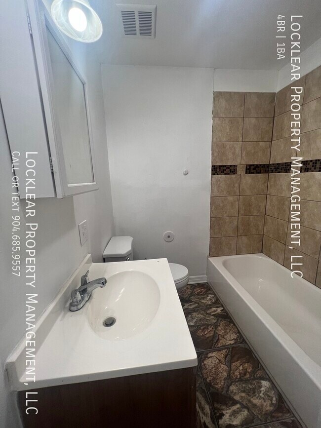 Building Photo - Spacious Duplex Available Now