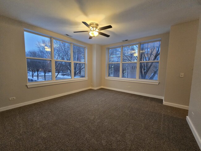 Building Photo - 1752 W Maypole Ave