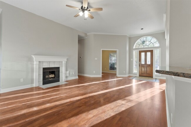 Building Photo - 1813 Oakwood Dr E