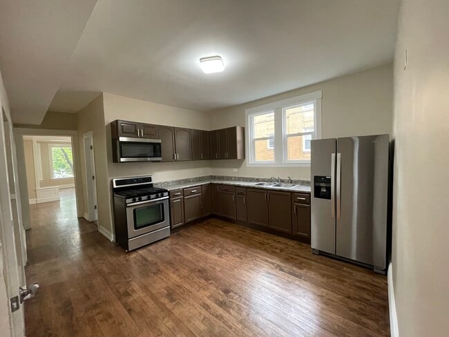 Kitchen - 2032 N Kostner Ave