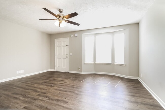 Foto del edificio - 1318 Lyndsey Ridge Dr