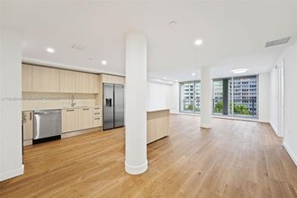 Building Photo - 1500 Bay Rd