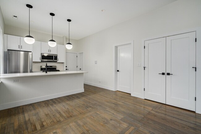 Foto del edificio - 2137 N Maplewood Ave