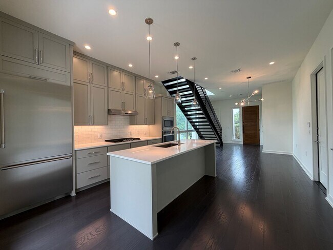 Building Photo - Modern Townhouse Minutes from Downtown