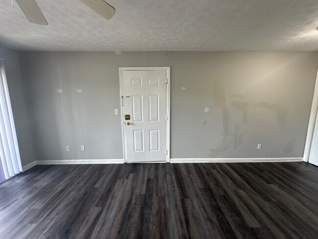 Foto del edificio - 4103 Blue Lick Ct
