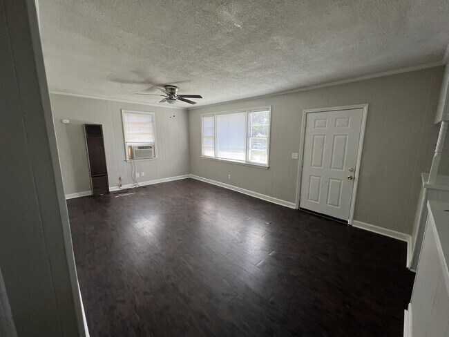 Building Photo - 2721 Kingswood Dr