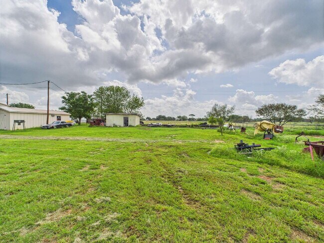 Building Photo - Move-in Ready 3/2