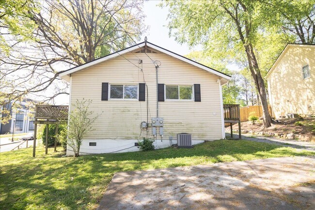 Foto del edificio - 1096 Herndon St NW