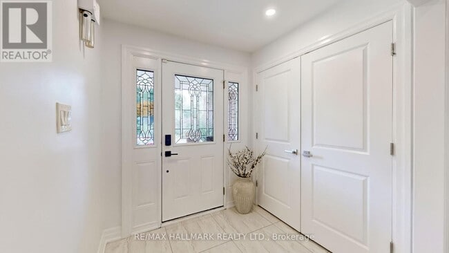 Building Photo - 50 Barrydale Crescent