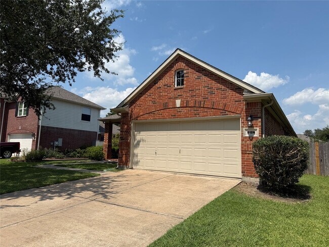 Foto del edificio - 5126 Winterwood Dr