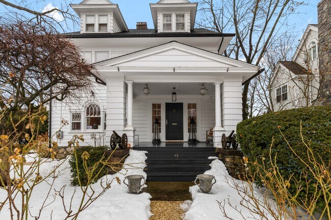 Foto del edificio - 13 Lockwood Ave
