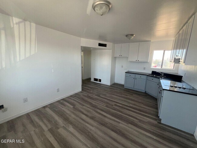 Foto del edificio - 530 S Yarbrough Dr