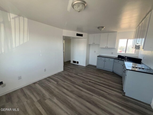 Building Photo - 530 S Yarbrough Dr