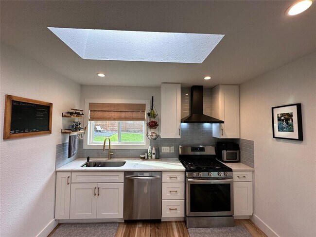 Foto del edificio - 5102 Greenheart Dr