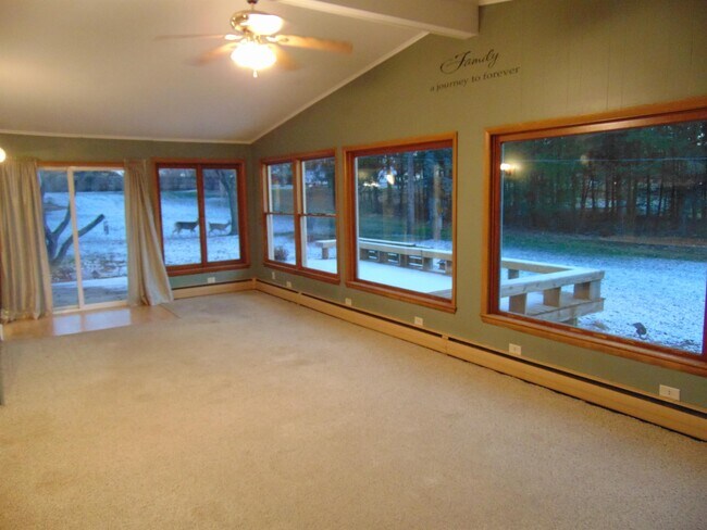 Building Photo - 121 Rose Lawn Blvd