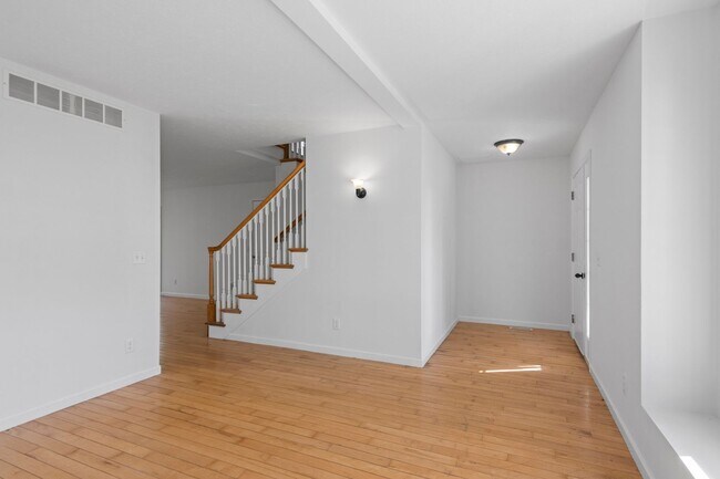 Foto del edificio - Charming 3+ Bedroom Cape Cod with Water View – Between Traverse City & Suttons Bay