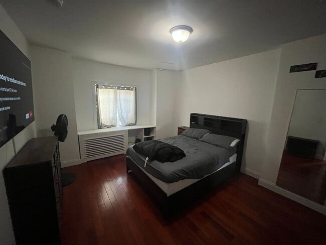 Building Photo - 579 Putnam Ave