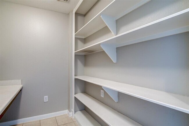 Building Photo - 7575 Kirby Dr