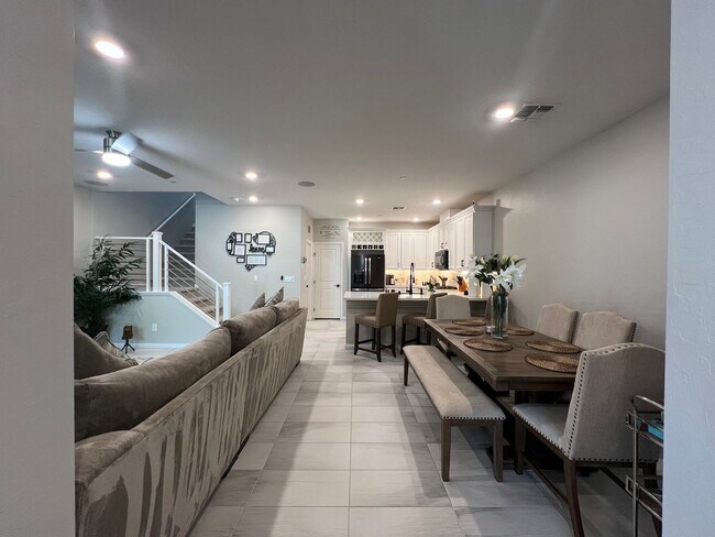 Building Photo - Beautifully upgraded 3BD/2.5BA townhome in...